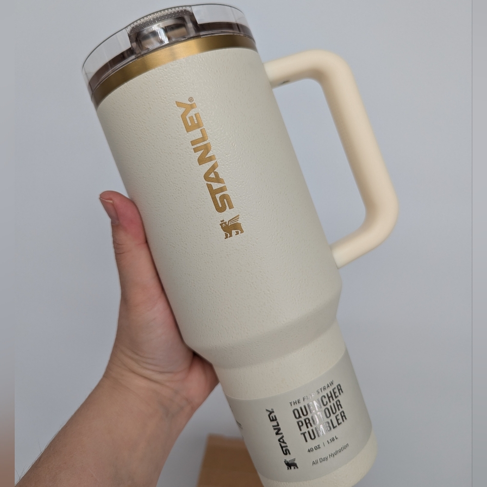 New STANLEY Quencher H2.0 Protour Tumbler water bottle cup 40 OZ Cream Moon